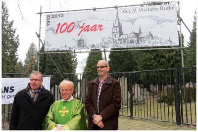46770 100 jaar kerk O.L.V. Visitatie Budel, met vlnr.Theo Neijssen, Felie Spooren en wethouder Patrick Beerten, 15-03-2012