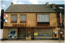 47002 Fotograaf Sommer, voorheen Kleuterhuis (kinderkleding, wandelwagens ed, nu winkelketen 'Zeeman , Budel, 1985