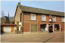 47038 Ijzerwarenwinkel/woonhuis Kosmans, voorheen café Grad Meurkens, Budel, 1985