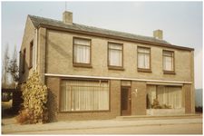 47050 Woonhuis, voorheen textielwinkel Fransen, daarvoor woonhuis oudste inwoner van Budel Nares Slenders, 1985