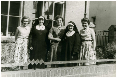 47292 Leerkrachten St. Jozefkleuterschool, Budel, voorkant kleuterschool, naast bakker van Winkel, 1961