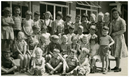 47296 Kleuterklas St. Jozefschool, Budel, met juffrouw Lies Kok, 1960-1961