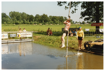 47341 Fierljeppen in Gastel over riviertje De AA , met Jos Jaspers (gele shirt) , 1986-1987