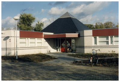 47377 Medisch centrum Maarheeze, met dokter, apotheek en tandarts, 1986-1987