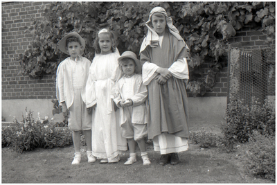 47582 Kindheidsprocessie Budel met kinderen van der Wielen, circa 1959