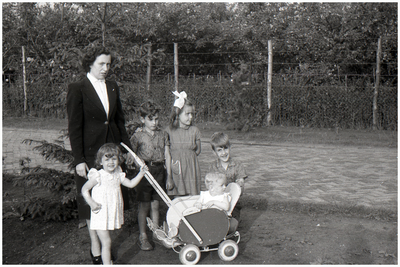 47584 Moeder van der Wielen, Budel, met de 5 kinderen, 1955