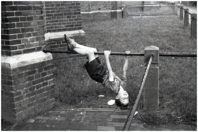 47585 Gymnastiek oefening aan hekken van de kerk, Budel, met Johannes van der Wielen, 1957-1958