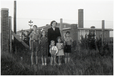 47591 Moeder van der Wielen met kinderen, op achtergrond Willem II (sigarenfabriek) Budel, 1960