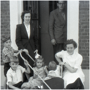 47595 Familie van der Wielen, Budel, met Pier Mennen en Arnolda Peerlings, 1960