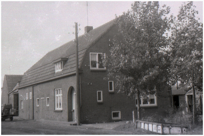 47601 Langevelboerderij met karakteristieke voordeur te Soerendonk, omstreeks 1960