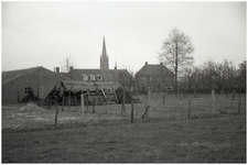 47617 Zicht op kerk en woonhuis familie Kwaspen, en woonhuis/winkel familie Rooijakkers, in de Molenstraat, Budel, 1960