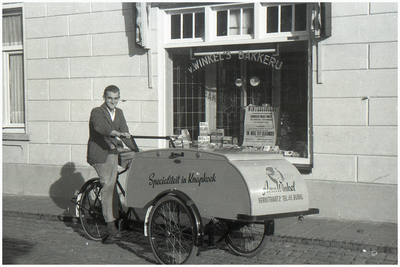 47624 Bakfiets met Piet Slaats voor bakkerswinkel van Winkel in de Kerkstraat Budel, 1960
