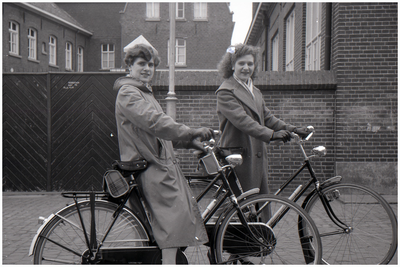 47627 Gezusters Dielissen voor de poort van St. Anna-school, Kerkstraat, Budel, 1960
