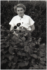47629 Mevr. Mennen Goijens, vrouw van amateurfotograaf, Budel, 1960