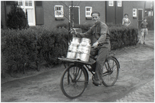 47636 Melk vervoer op de transportfiets, melktijd op de boerderij, Budel, 1960