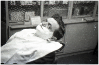 47640 Toon Ras in de barbierstoel in kapperszaak van der Wielen, Budel, 1960