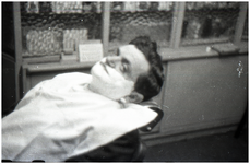 47640 Toon Ras in de barbierstoel in kapperszaak van der Wielen, Budel, 1960