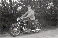 47647 Portret onbekend persoon op motor, Budel, 1965