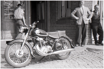 47648 Motorfiets voor bioscoop Schepens, Budel, 1965