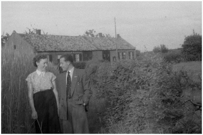 47659 Harrie Davits en mej. Wilhelmina Zentjens op de Berg in Budel. Ouderlijke huis, 1965
