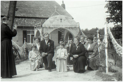 47665 Priesterfeest Kuijpers op de Berg Budel, met familie Kuipers, 1954-1955