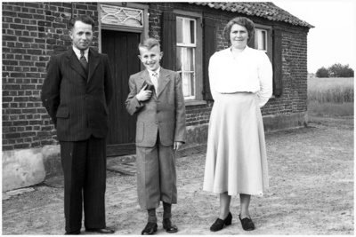 47829 Plechtige communicant Staals, met ouders (Budel), 1951