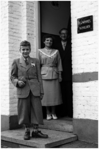 47831 Gezin van Winkel voor het Witte huis , plechtige communie zoon Tjeu, Budel, 1951