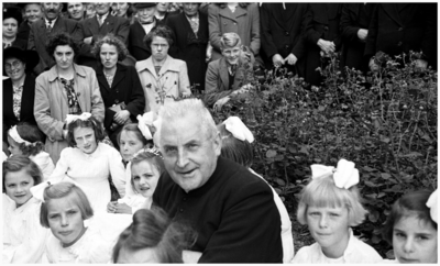 47851 Bedevaart naar Handel. Bruidjes met pastoor Panis, met dames Jansen, Davits en Davits, Budel, circa 1950
