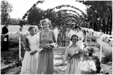 47865 Priesterfeest Lammers, Budel, bruidje rechts voor Lies van Mierlo, 1957