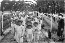 47866 Priesterfeest Lammers, Budel, bruidje links met bril Lies Kerkhofs, met rond gezicht Miets de Werdt, 1957