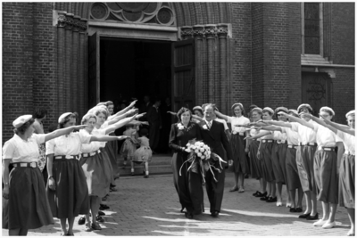 47872 Huwelijksfeest voor kerk O.L.V. Visitatie Budel, 05-08-1953