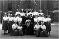 47873 Huwelijksfeest voor kerk O.L.V. Visitatie Budel, met boerinnenbond Bruidspaar van de Wildenberg-Kuipers, 05-08-1953