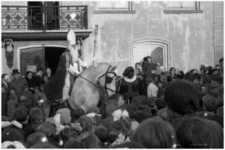 47906 Aankomst Sinterklaas op het Marktplein in Budel, jaren 50