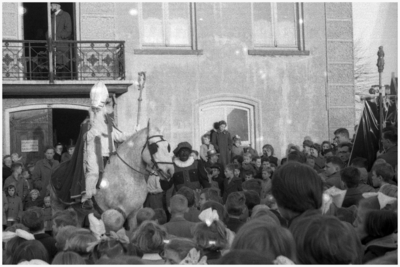 47907 Aankomst Sinterklaas op het Marktplein in Budel, jaren 50