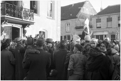 47908 Aankomst Sinterklaas op het Marktplein in Budel, jaren 50