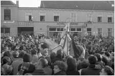 47909 Aankomst Sinterklaas op het Marktplein in Budel, jaren 50