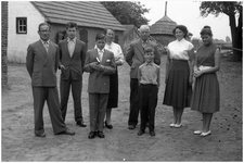 47914 Familie Hegge, plechtige communicant Harrie Hegge, Budel, jaren 50