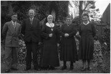 47942 Familiefoto Zuster van Liefde in de kloostertuin in Budel