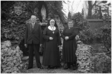47943 Familiefoto Zuster van Liefde in de kloostertuin in Budel