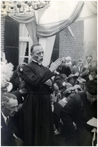48331 Pater Christ van Meijl, zegening tijdens 1e H. Mis Gastel, 17-07-1938