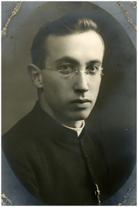 48335 Neomist Pierre Ras, zoon van Gerardus Ras en Isabel Fias. gewijd 21-05-1932 daarna pastoor Loosbroek, 05-1932