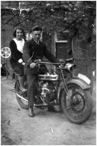 48362 Anna van Hooff en Hendrikus ( Driek) Damen samen op de motor. Soerendonk.