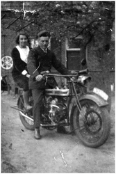 48362 Anna van Hooff en Hendrikus ( Driek) Damen samen op de motor. Soerendonk.