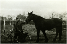 48390 Boerenleven, Budel, Boer Tjeu Broers met paard