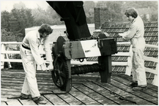 48398 Bedrijvigheid bij molen Nooitgedagt aan de Meemortel te Budel, familie Kees. Kruirad, molen op de wind zetten