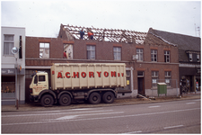 48477 Afbraak Hotel De Arend , door sloperij Horyon uit Budel-Schoot. Links juwelier Bax, en rechts ruitershop/poelier ...