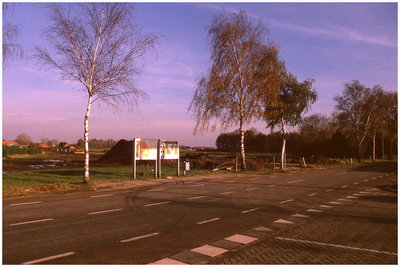 48489 Straatbeeld voor bouw nieuwe wijk in Bosch Budel, kruising Meemortel en t Inne Budel, ong. 2000