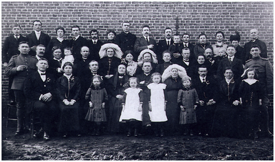 48495 Huwelijksfoto Adrianus Smits en Anna Maria Groenen, fam. Bloemen, 01-02-1918