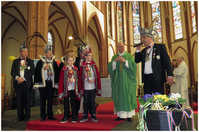 48526 Carnavalsmis in kerk O.L.V. Visitatie Budel met kapelaan van den Donck, 2012-2014