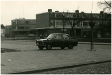 48585 Zicht op winkelcentrum Budel ( radio Franssen, Smeets) met op plein geparkeerd een oude daf, ong. 1970